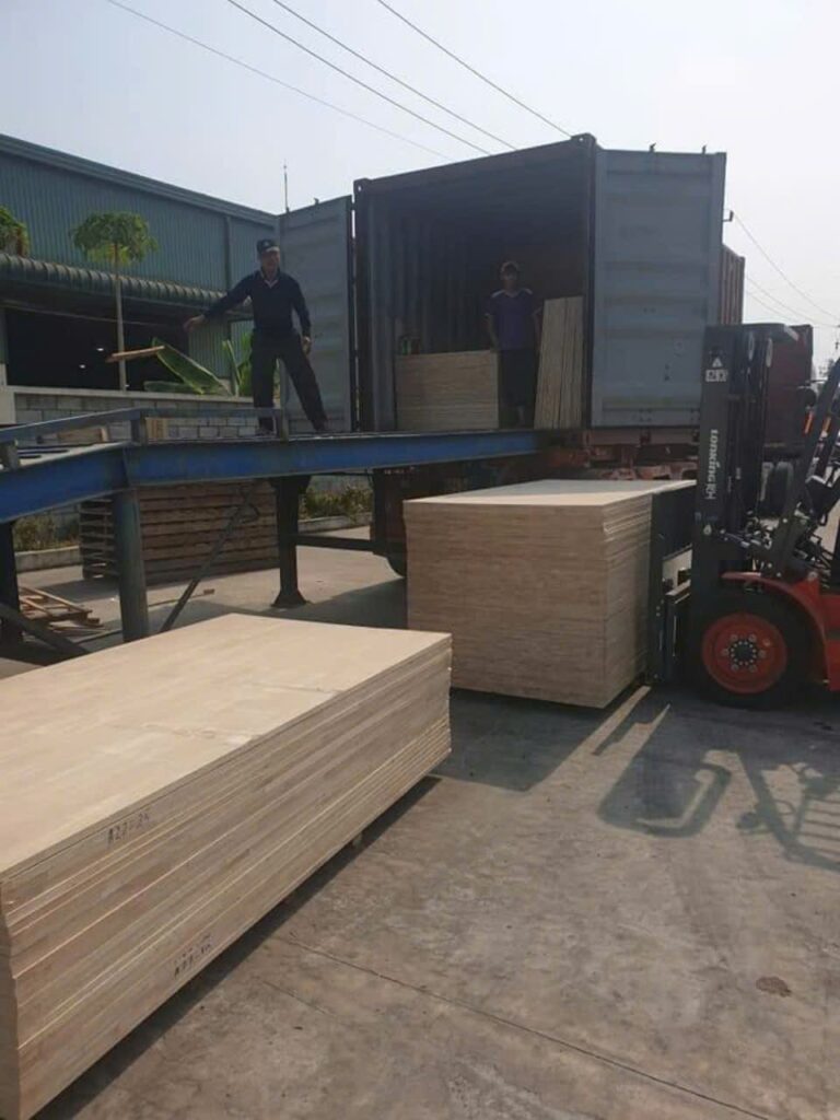 Bốc xếp gỗ lên xe giao hàng – Gỗ Thảo Nguyên