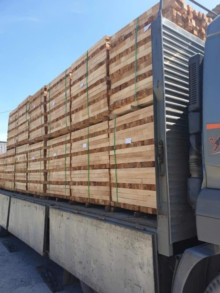Xe tải giao gỗ cao su – Gỗ Thảo Nguyên